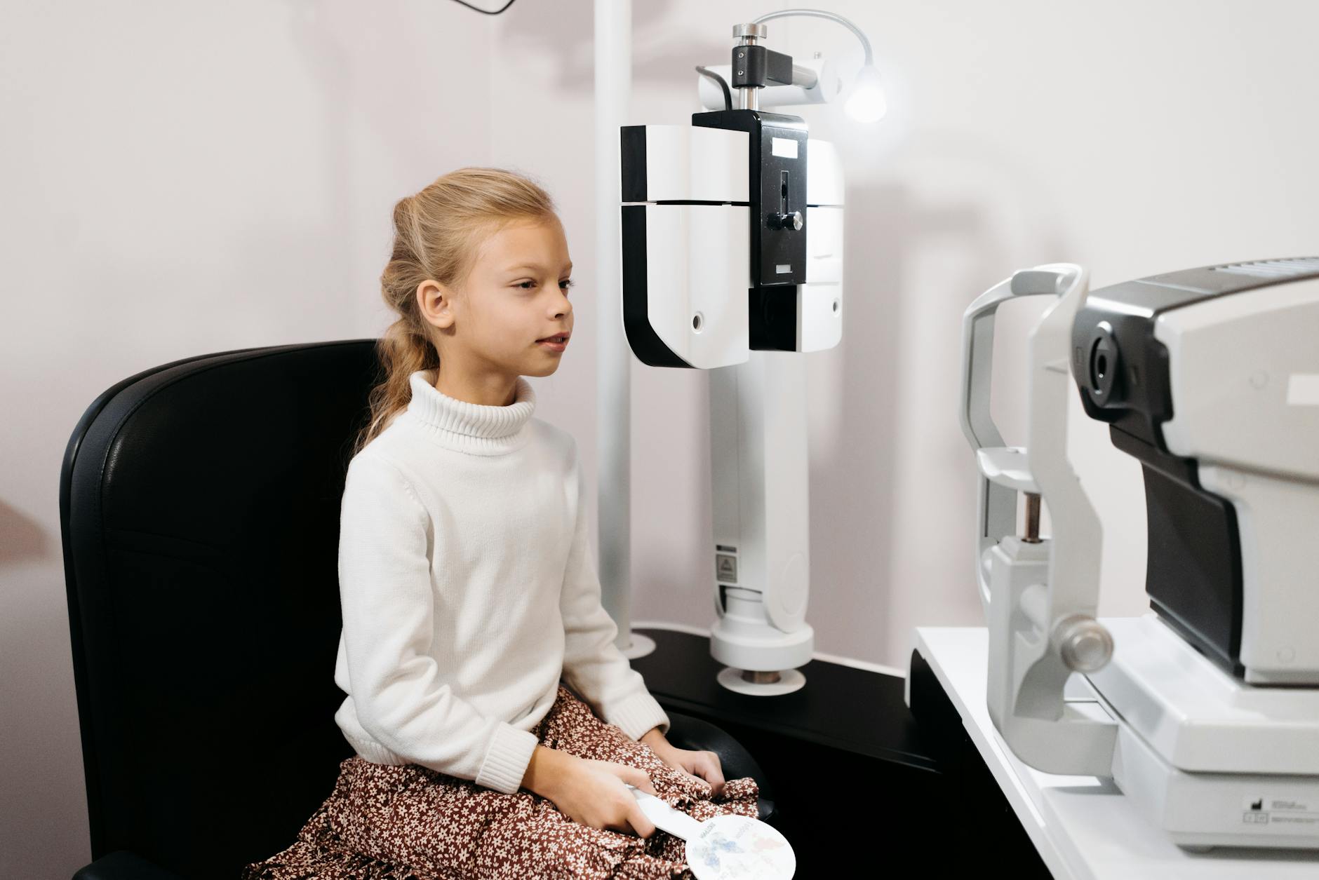 Bambino durante visita oculistica pediatrica con oculista