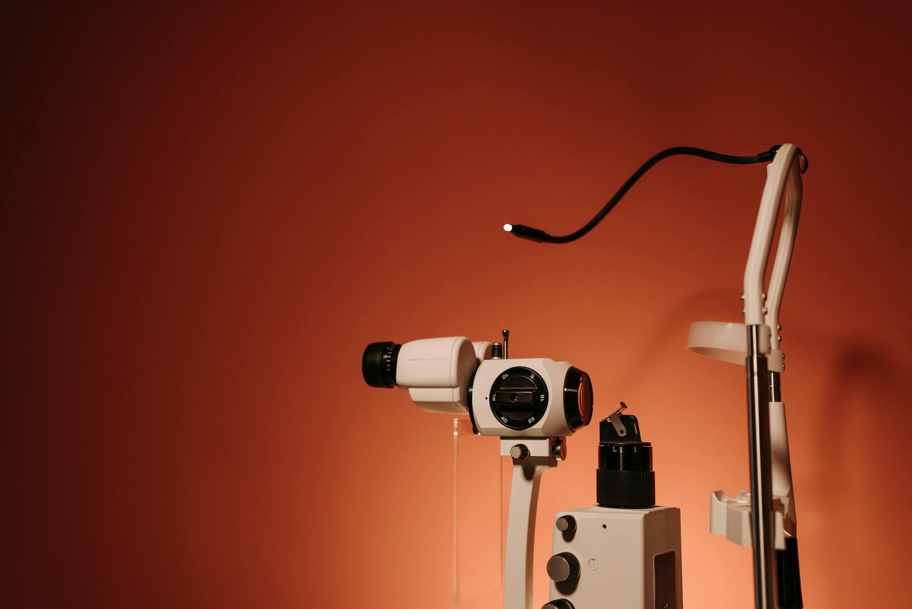 Visita oculistica specialistica per valutazione dell'acuità visiva
