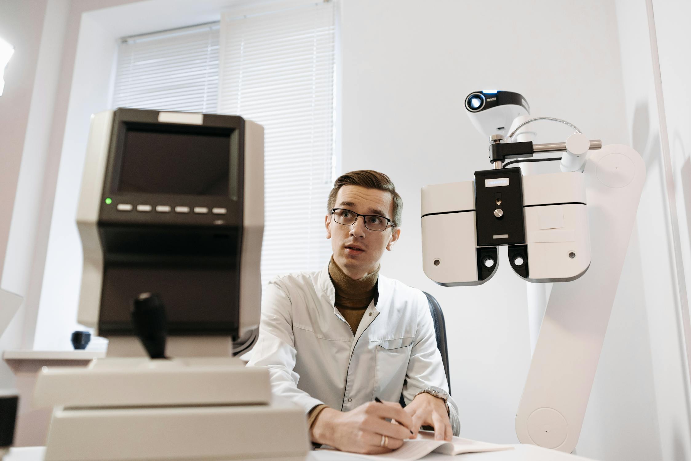 Optometrista durante una visita oculistica con strumentazione professionale