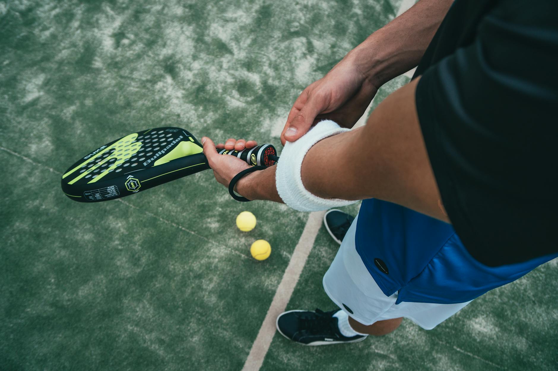 Giocatore di padel in campo con occhiali protettivi sportivi